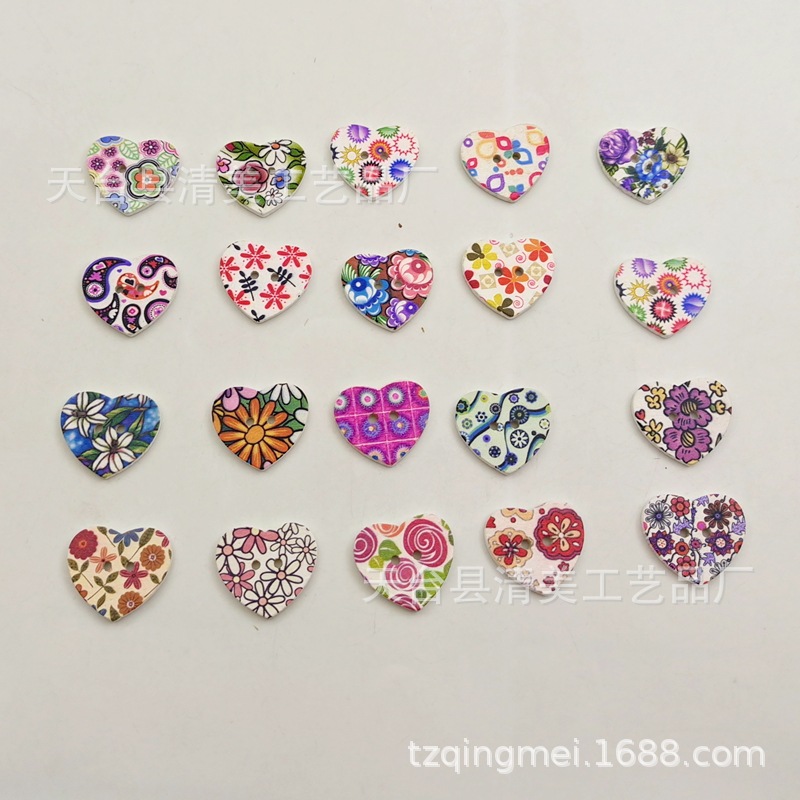 Botón de corazón de melocotón de fondo blanco de 25mm x 22mm Decoración multicolor de madera 50 piezas en un paquete Exquisito retro