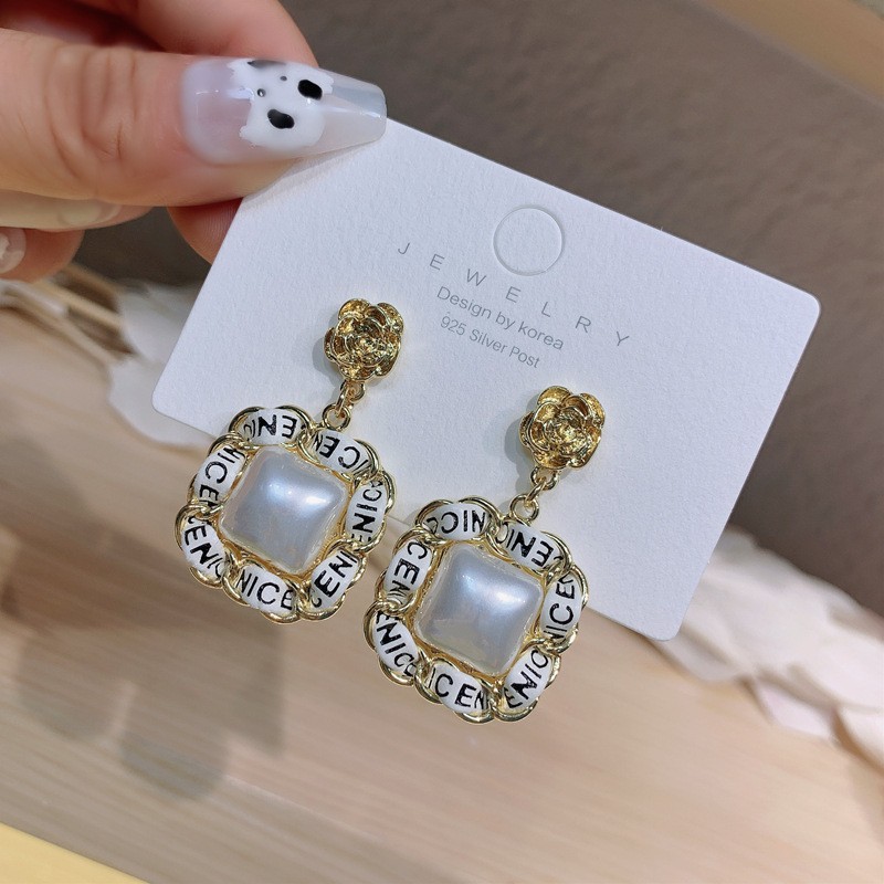 Korean New Flower Geometric Earrings Fashion Niche Light Luxury Earrings display picture 1