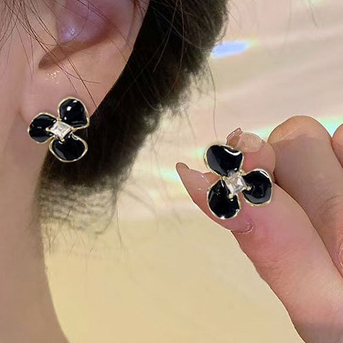 Enamel Drop Green Clover Ear Earrings for Women Without Piercing, Advanced French Retro Ear Decor, Unique Design