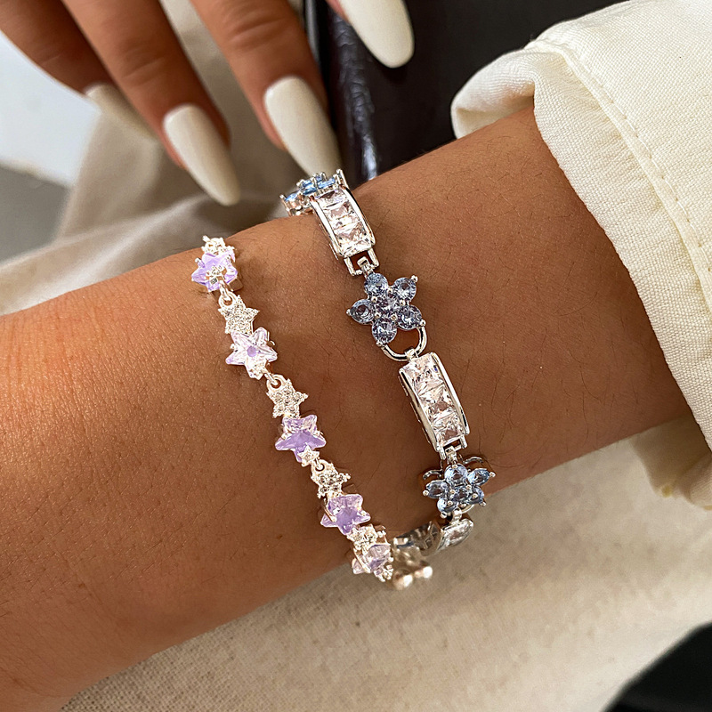 Metal zircon flower bracelet, exquisite and fashionable, with a delicate clasp, exuding a luxurious and high-end feel, a unique and stylish accessory that complements any outfit, designed for women