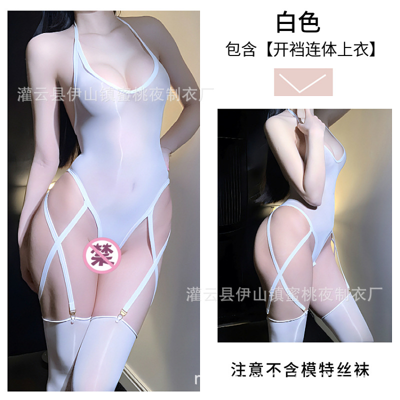 별도의 흰색 오픈 엔드 점프 수트