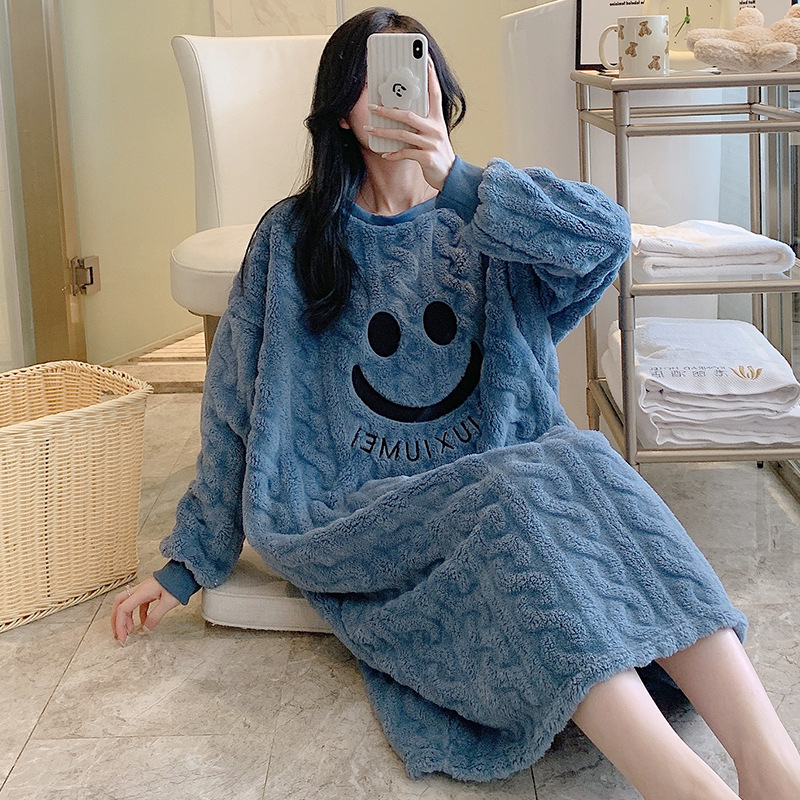 Otoño y invierno encantador cara sonriente vestido de pijama de peluche largo mujer calentamiento cuello redondo engordado suelto dulce ropa para el hogar estudiantil