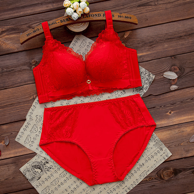Bright Red Zodiac Year Lingerie Set for Women, Thickened for Wedding, Small Chest Push-Up, Wireless Bra, Bride's New Year Gift Bright Red Zodiac Year Lingerie Set for Women, Thickened for Wedding, Small Chest Push-Up, Wireless Bra, Bride's New Year Gift