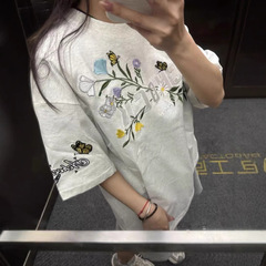 黎さんはアメリカの街頭の花の刺繍半袖tシャツを手伝っています。