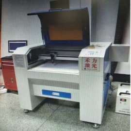 2025供应布标彩色布标女男装布标主标领标行业激光切割机