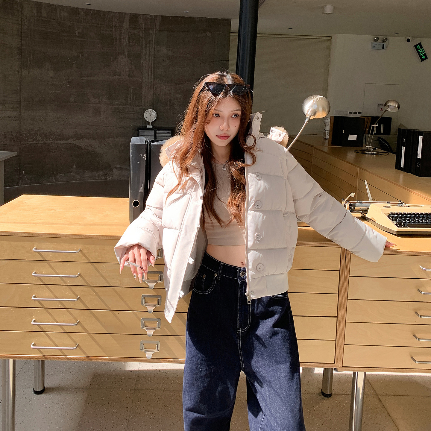 2025 invierno nueva ropa de trabajo de algodón de mujer de la universidad de viento grueso calentamiento suelto con capuzas de algodón cuello corto retro image 5