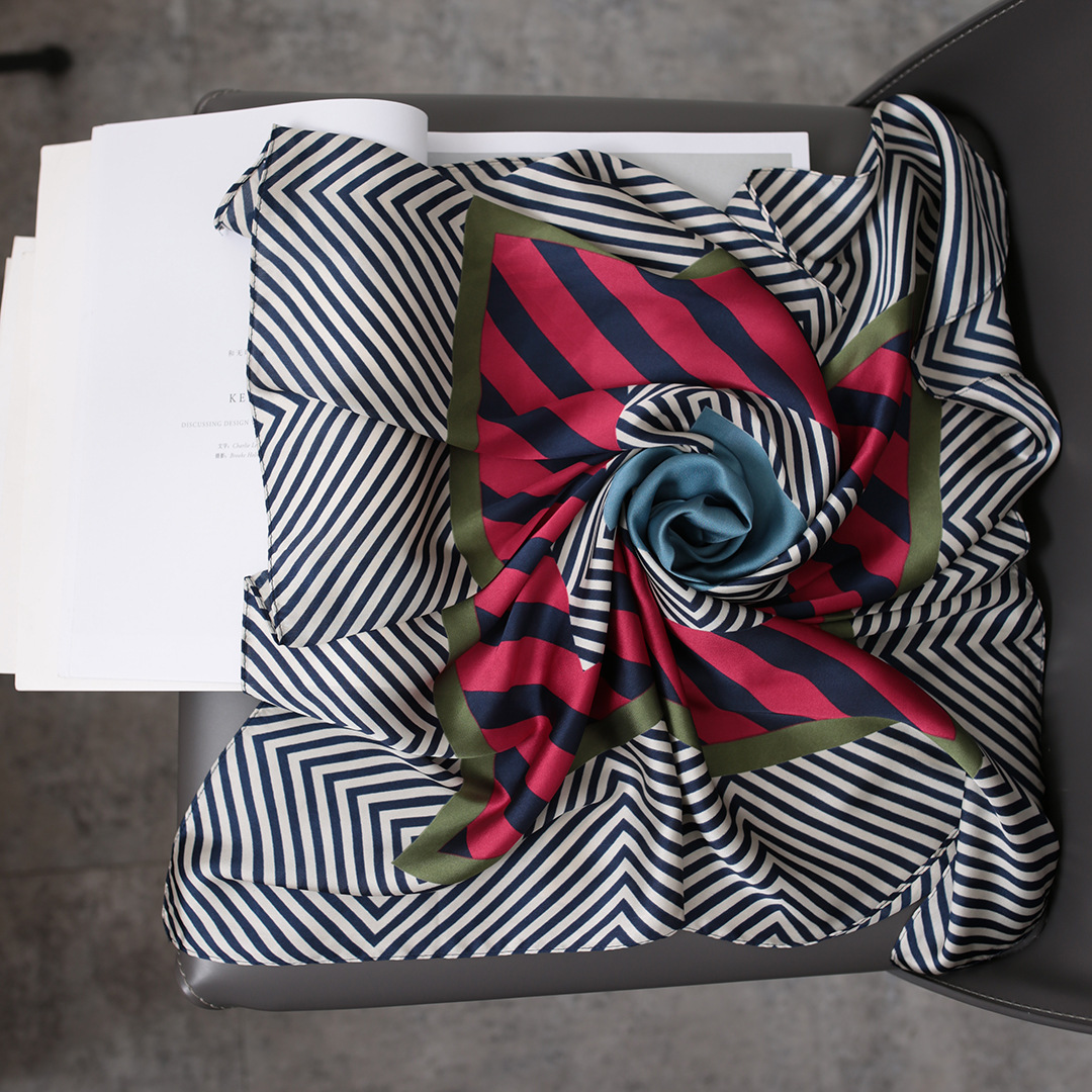Decorative Small Square Scarf With Geometric Four Seasons Pattern_voghion.com