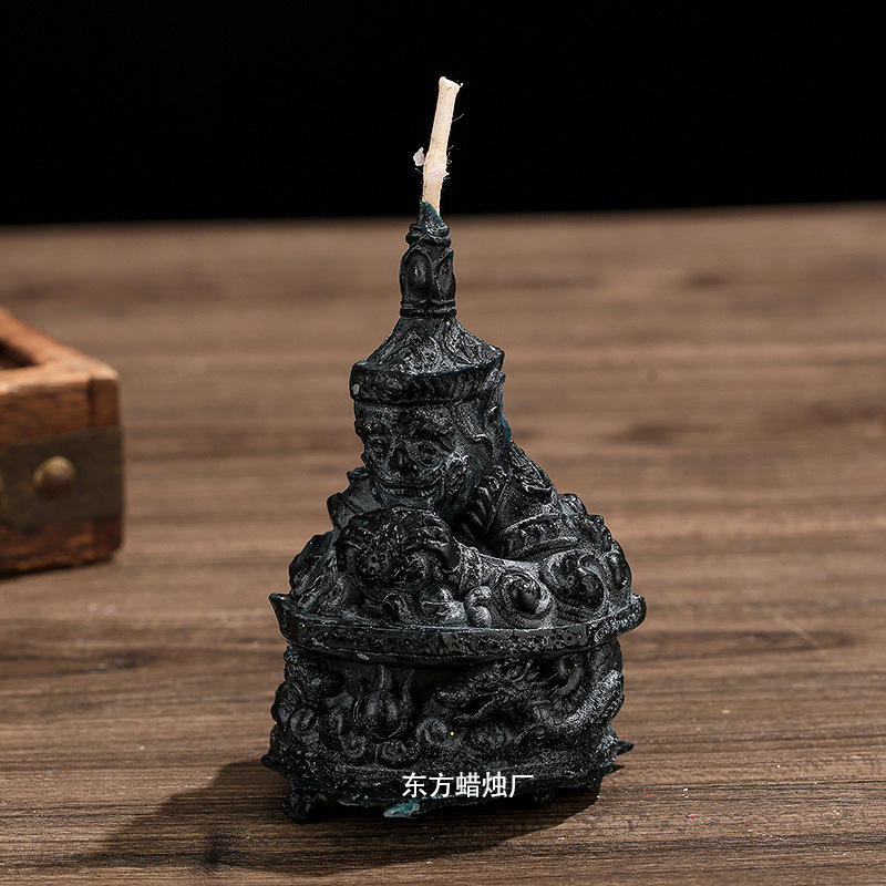 特色のある手作りの人物の形のろうそくは胡女神の薬師と合九尾狐の黒と赤の黄金のピンクのろうそくを引きます。|undefined