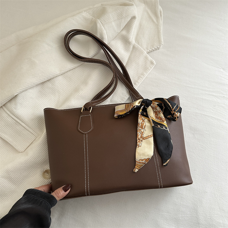 Retro alta sensación de bolso de viaje 2025 primavera y verano nuevo estilo versátil ins bolso de hombro de trabajo de color sólido bolso especial