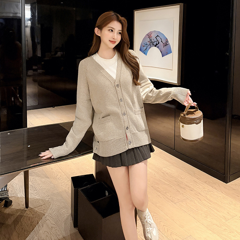 Factory Direct Sale Tb Khaki Oatmeal Color Wool V-Neck Four-Stripe Cardigan Casual Versatile Unisex Knitwear Factory Direct Sale Tb Khaki Oatmeal Color Wool V-Neck Four-Stripe Cardigan Casual Versatile Unisex Knitwear
