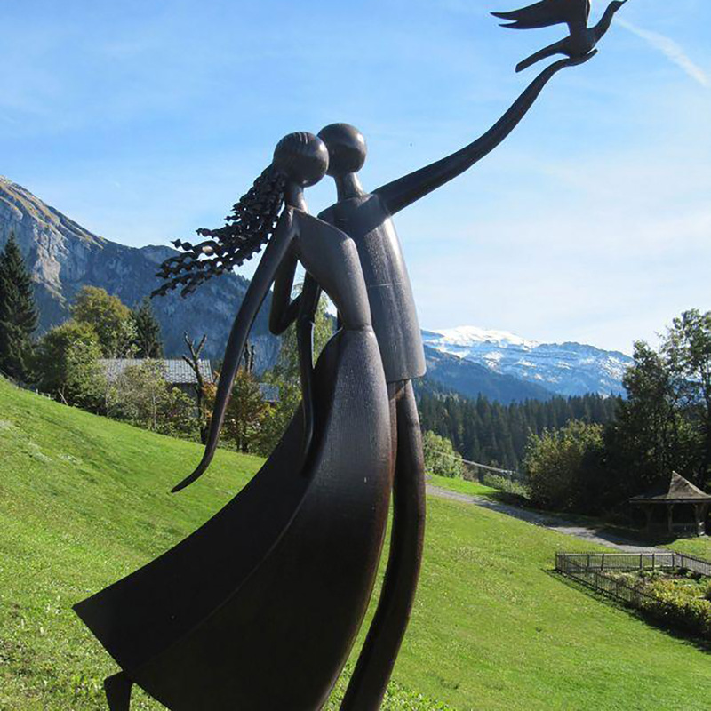 Manufacturer ships FRP couple sculpture spray paint sculpture internet celebrity check-in outdoor sports figure action sculpture 4