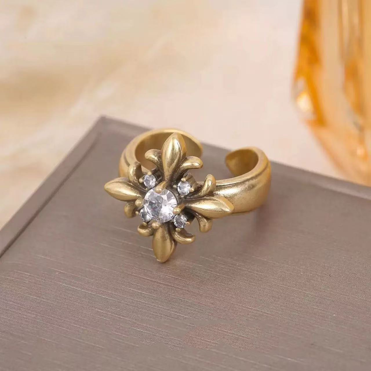 Vintage Stackable Designer Rings With Gold Iris Floral Inlay_voghion.com