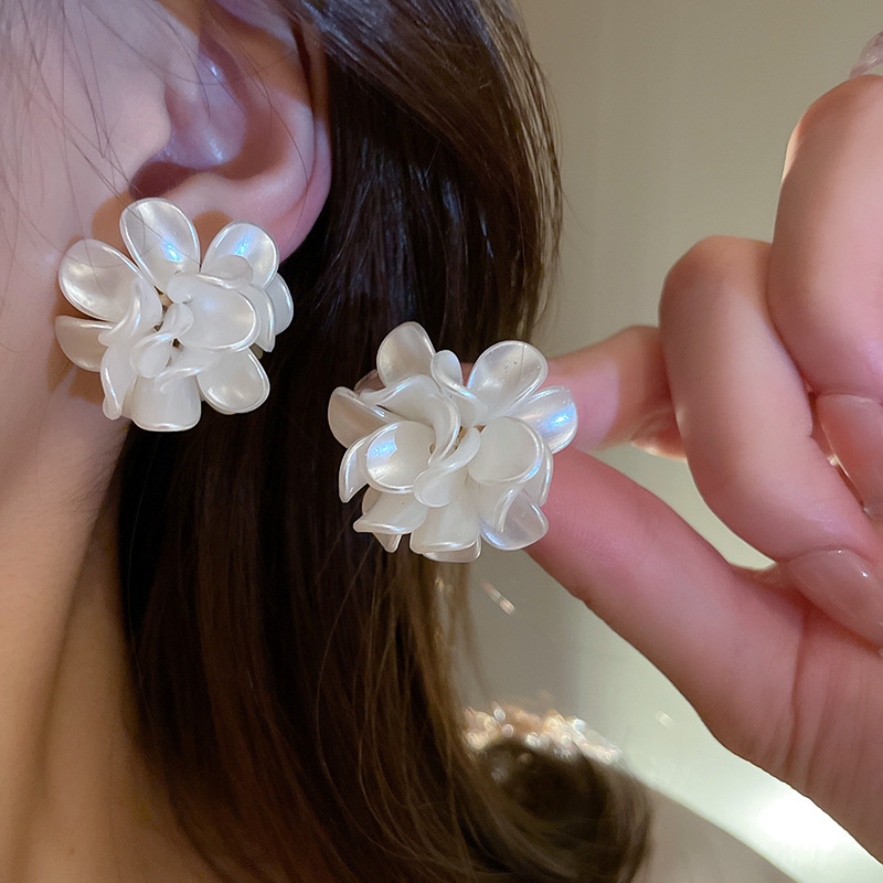 Flores dulces y elegantes transfronterizas, pendientes de perlas de amor, pendientes de estilo literario de moda de nicho, pendientes de todo fósforo con personalidad, mujeres