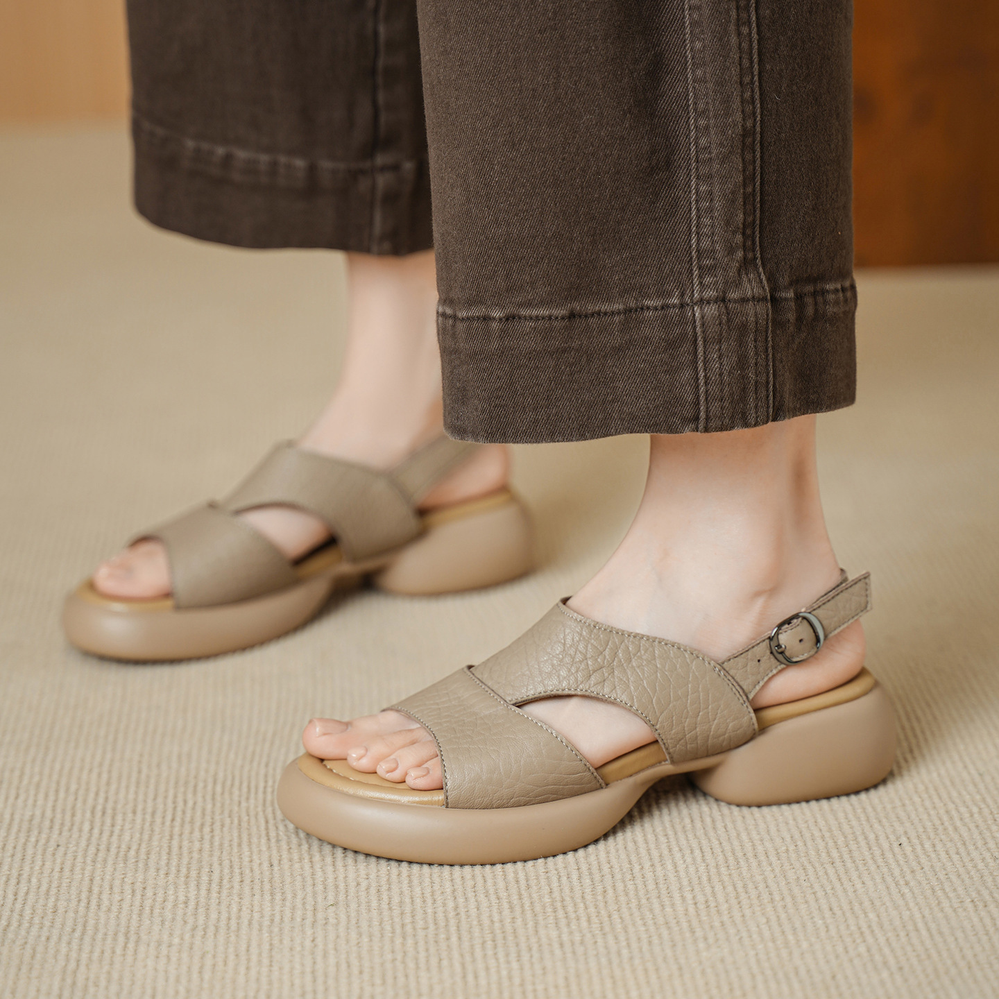 Sandal nữ hở mũi gót vuông đế dày quai ngang — Xám voi