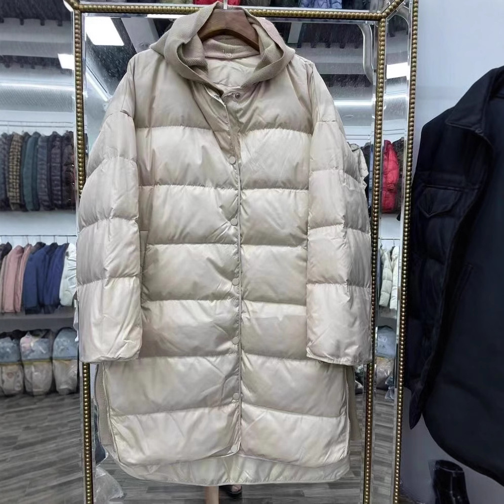 Chaqueta de plumón ligera y larga para mujer, nuevo estilo invierno 2026, capucha desmontable de punto, plumón de pato blanco, estilo coreano, a la moda para tallas pequeñas.