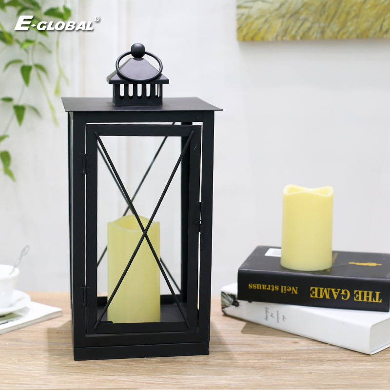Fábrica mayorista de lámparas de vidrio de hierro fundido a prueba de viento candelabros linternas europeas props de boda decoración al aire libre