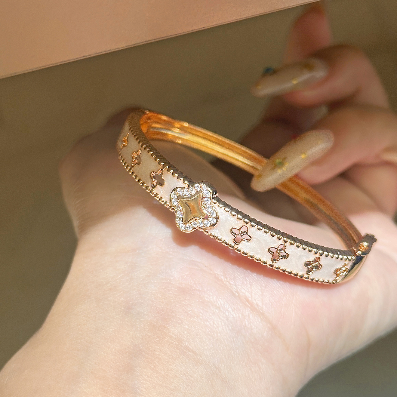 Celebridad en línea en vivo explosión Lucky Bracelet estilo clásico temperamento brazalete en stock al por mayor