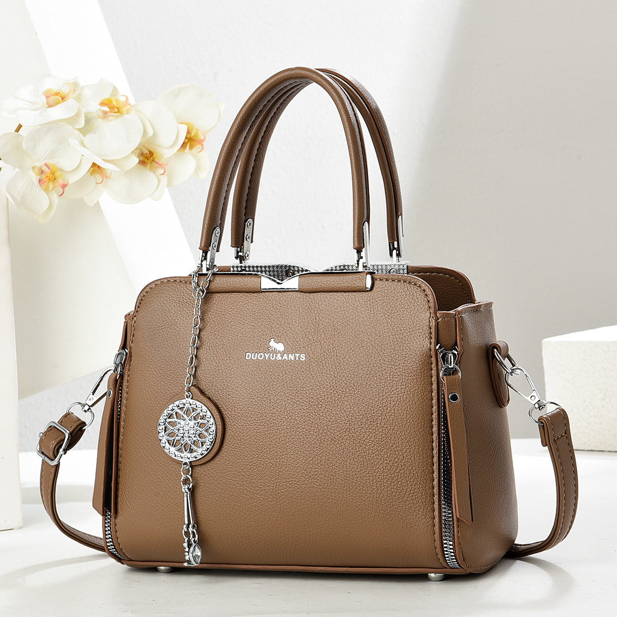 Bolsos bolsos de mujer estilo caliente 2025 fabricante comercio exterior nuevo bolso de mensajero de hombro de verano atmosférico y versátil