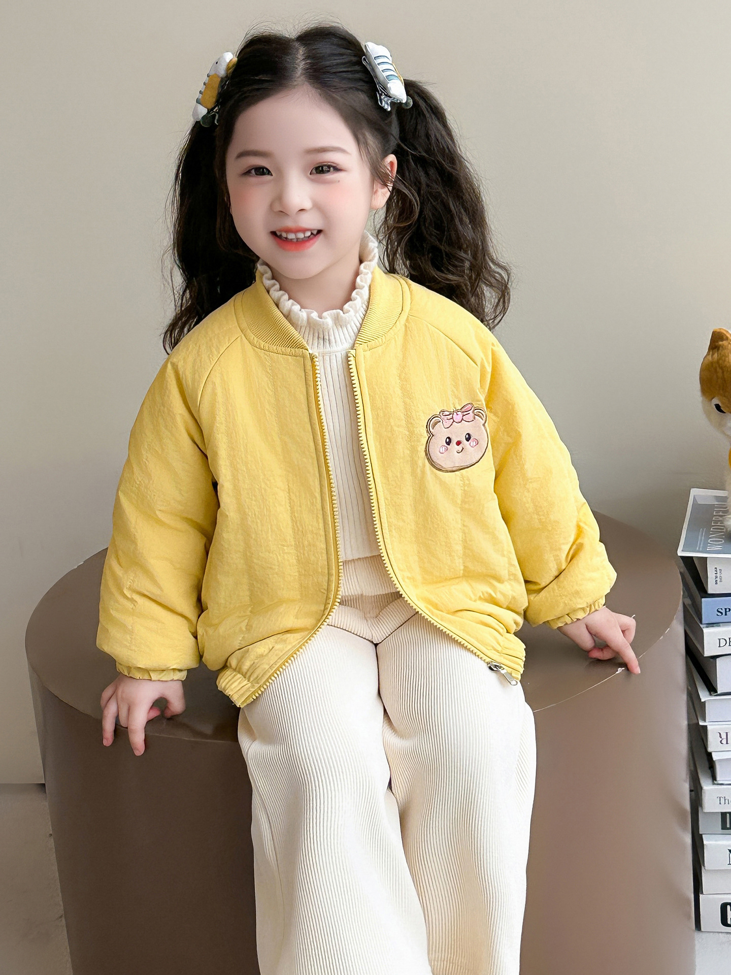 Niñas más chaqueta de terciopelo otoño-invierno 2025 nueva chaqueta de bebé de dibujos animados chaqueta de calles fritas chaqueta de invierno para niños chaqueta de invierno