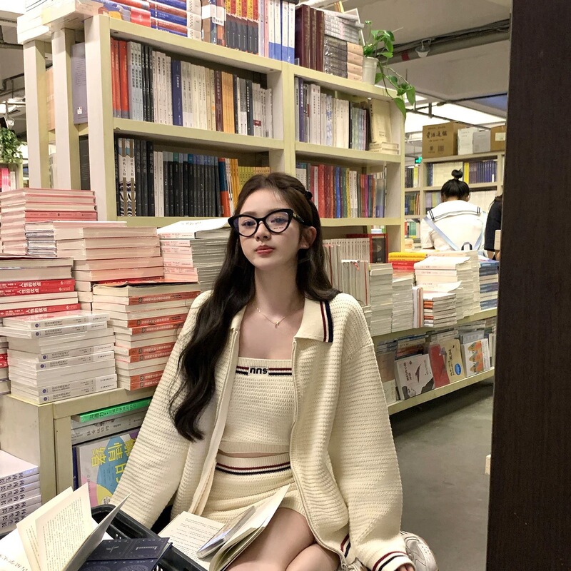 陈佳楠繆系老钱女高m1u25撞色边针织套装 翻领外套/吊带/半裙|undefined