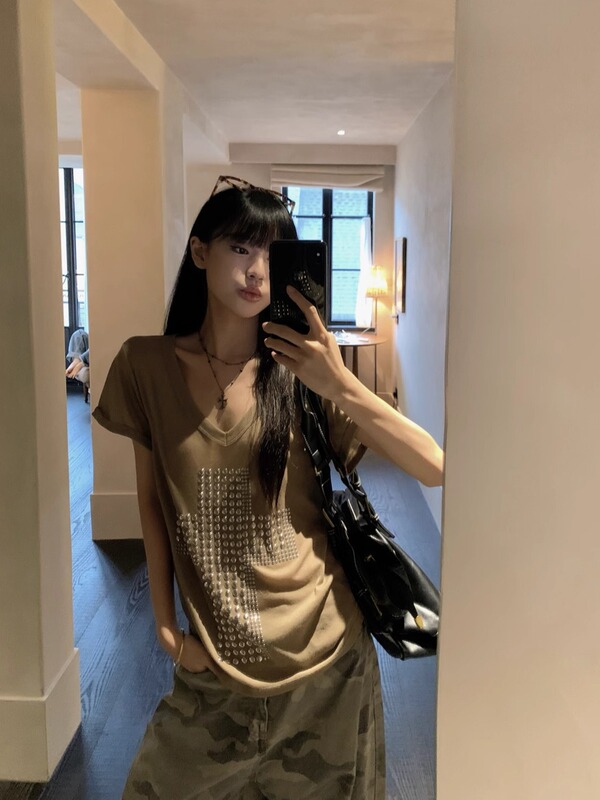 アメリカンホットガールスタイルのヘビービーズVネック半袖Tシャツ、女性用、夏カジュアル、ルーズ、スリム、多用途カーキトップ|undefined