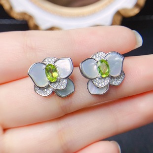 Factory wholesale explosions natural olivine earrings S925 silver inlaid main stone 4*6 selling Europe and the United States a generation of hair
