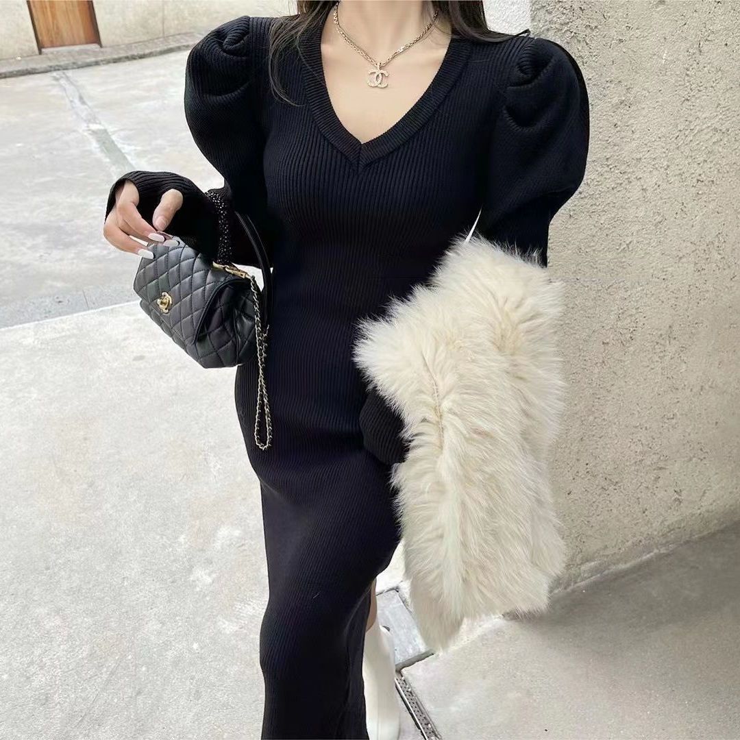 针织连衣裙女秋冬季新款条纹V领泡泡袖修身长款过膝打底毛衣裙子