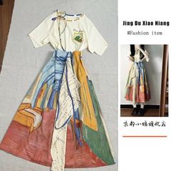 芸術的なレトロな半袖Tシャツとゴッホの油絵風の女子学生が不規則なスカートのセットを着用