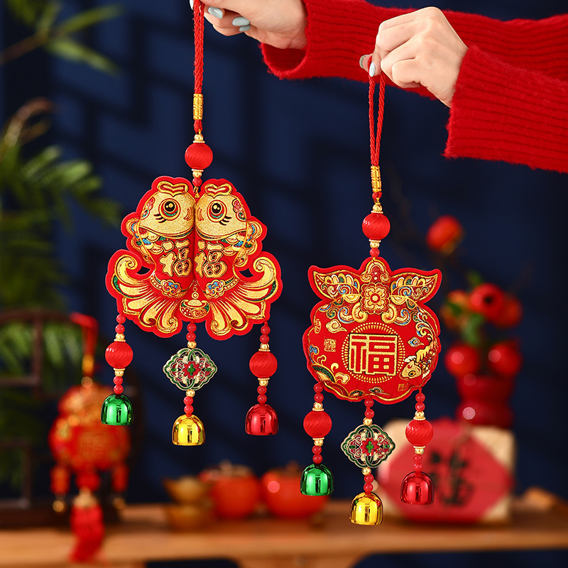 蛇年は新年の春節用品をストラップします。|undefined