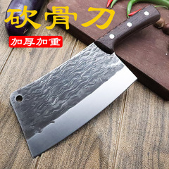 手作業で骨切り刀を打ちます。ホテル専用の包丁は豚や牛や羊の大骨を厚く切って骨切りします。