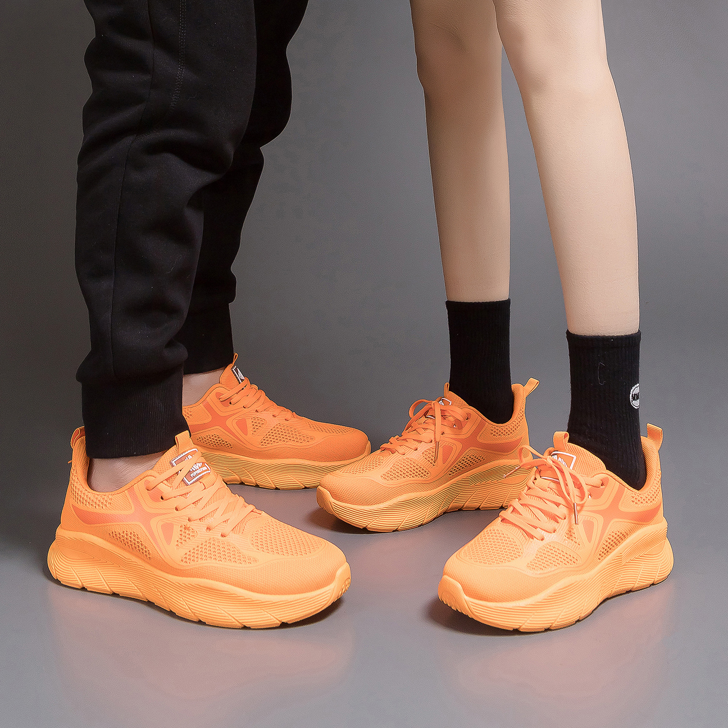2025 nuevas zapatillas de pareja transpirables para hombres y mujeres zapatos casuales para correr zapatos de tela blanca gruesa F8829 image 5