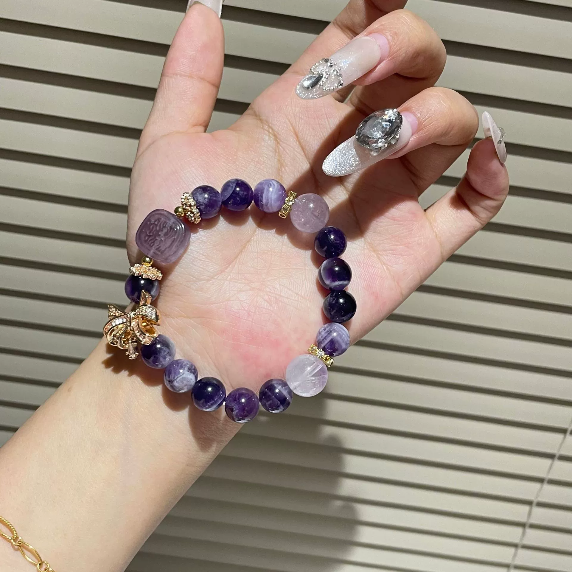 Organic crystal bracelet with amethyst, golden accessory with bow, high-quality style