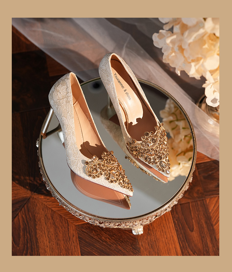 2024 Nuovo Punta Acqua Diamante Tacco Fine Seta Bordo Oro Banchetto di Nozze Scarpe da Sposa Scarpe da Damigella D'onore Rosso Celebrazione Banchetto di Nozze_voghion.com