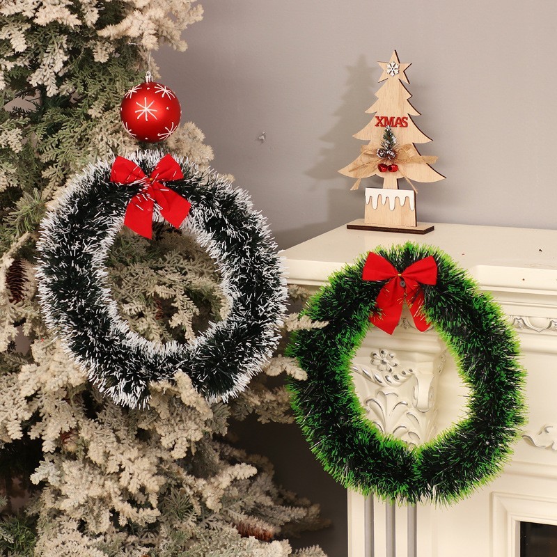 赤い蝶結びのクリスマスの花輪の輪の毛の条の色の条の装飾の花輪の緑の辺の白い辺の蝶結びの暗号化の花輪|undefined