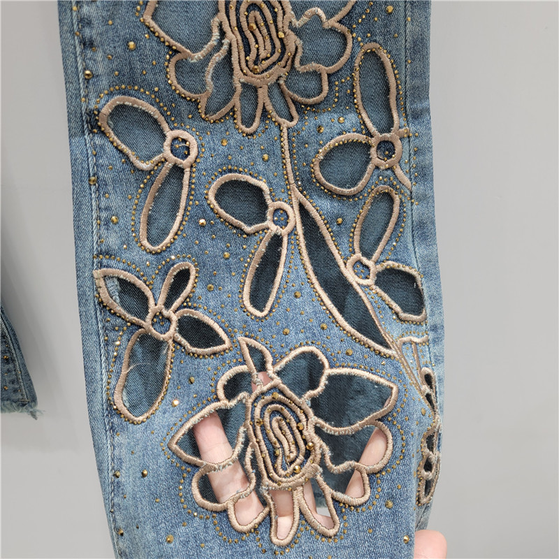 Verano nueva moda, industria pesada, diamantes calientes, jeans bordados huecos, el temperamento femenino es delgado y versátil, pantalones micro-lat de nueve puntos image 4