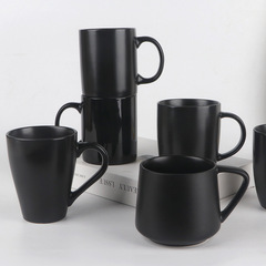 シンプルな古典的な黒い陶磁器のコップはロゴを印刷することができます。