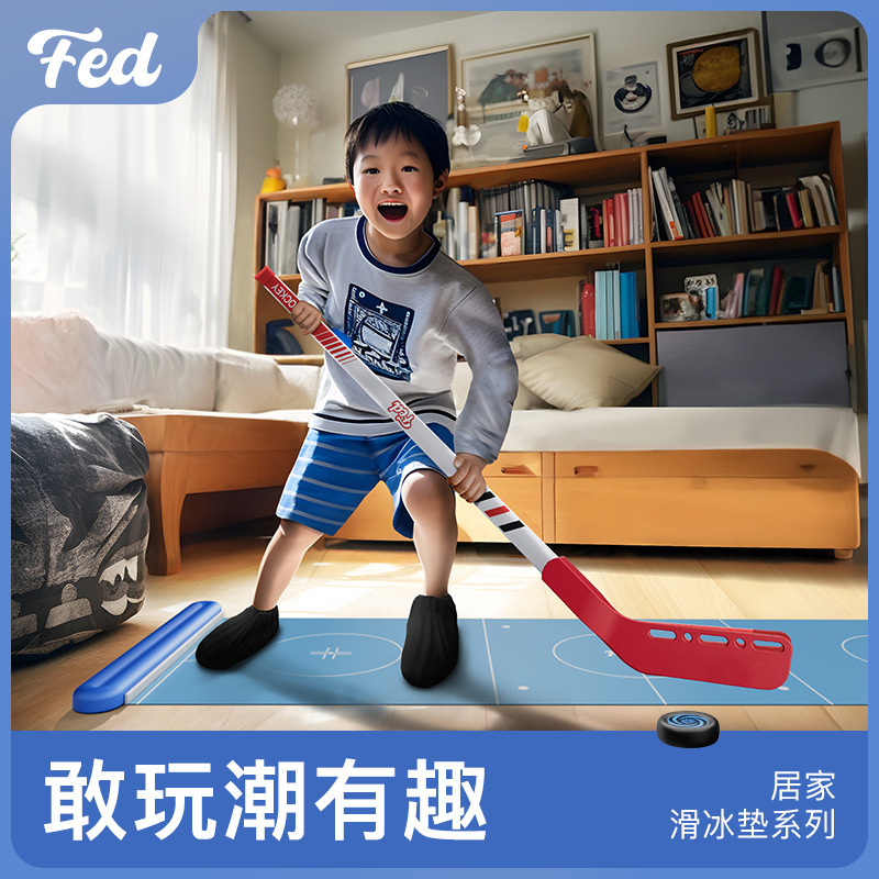 ホッケーの子供のおもちゃの幼稚園はボールの道具を追います。|undefined