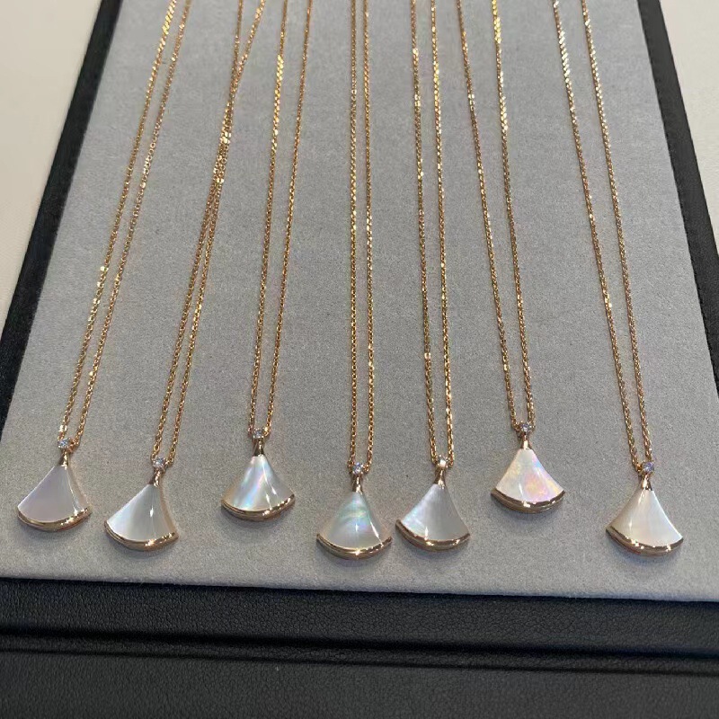 Baojia V Gold High-Quality Small Skirt Necklace 3Rd Generation Small Fan-Shaped 18K Rose Gold Carnelian Lock Fashion Bone Chain