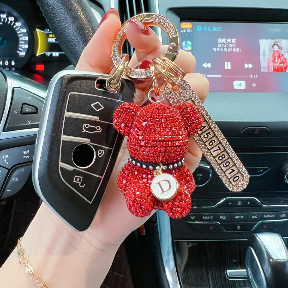Collar de dibujos animados creativo letras llenas de diamantes placa de número de oso llavero de automóvil anti-perdida llavero regalos para hombres y mujeres
