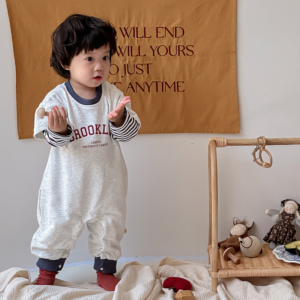 2024 otoño nuevo producto versión coreana del mono de moda y fresco estampado de letras de bebé falso traje de escalada de manga larga para bebé de dos piezas