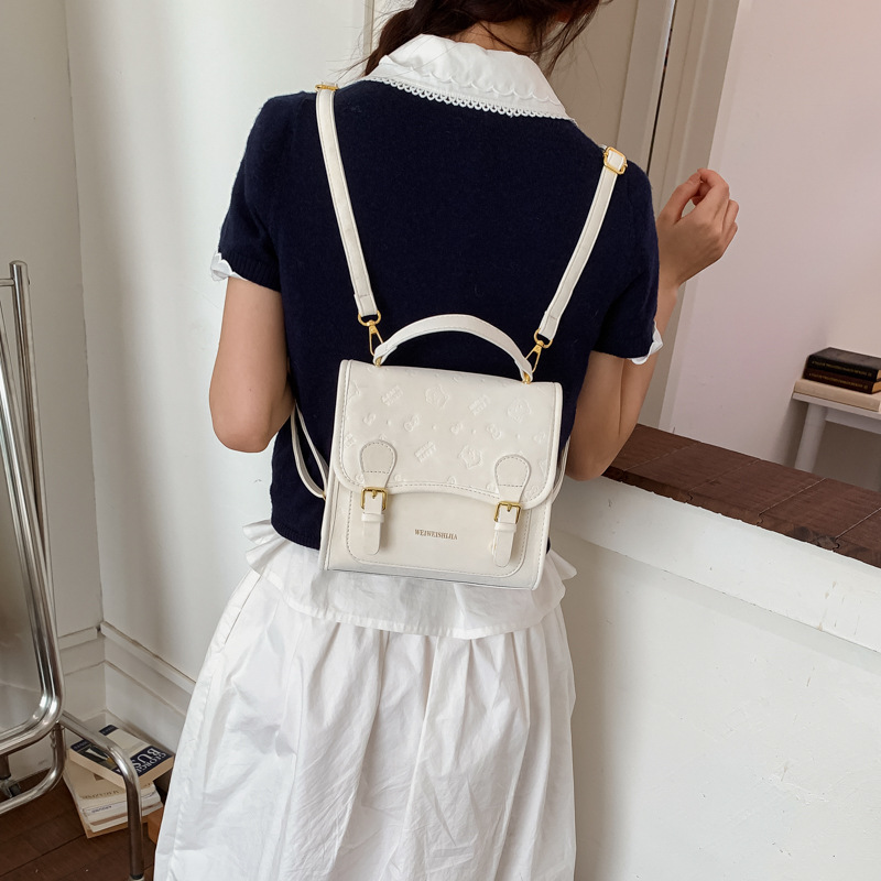 Mochila retro estilo universitario de doble hebilla 2026 nueva moda diaria sensación de bolso de viaje mochila en relieve