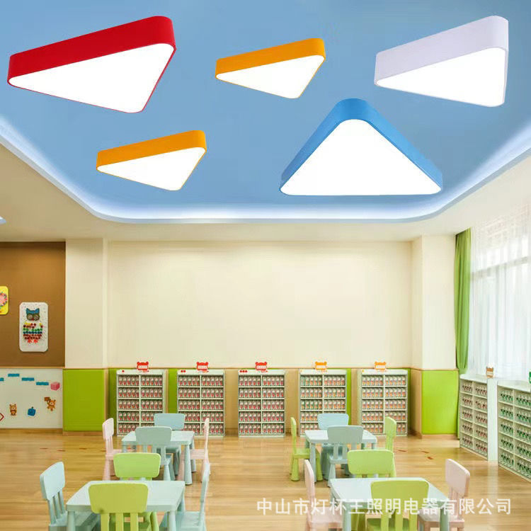 Jardín de infantes lámpara de techo LED triángulo sólido sala de aula institución de capacitación de educación temprana creativa color lámpara de forma especial