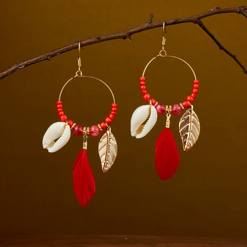 Этнические ретро серьги, многоцветные перья и ракушечные акценты, boho сезонный тренд