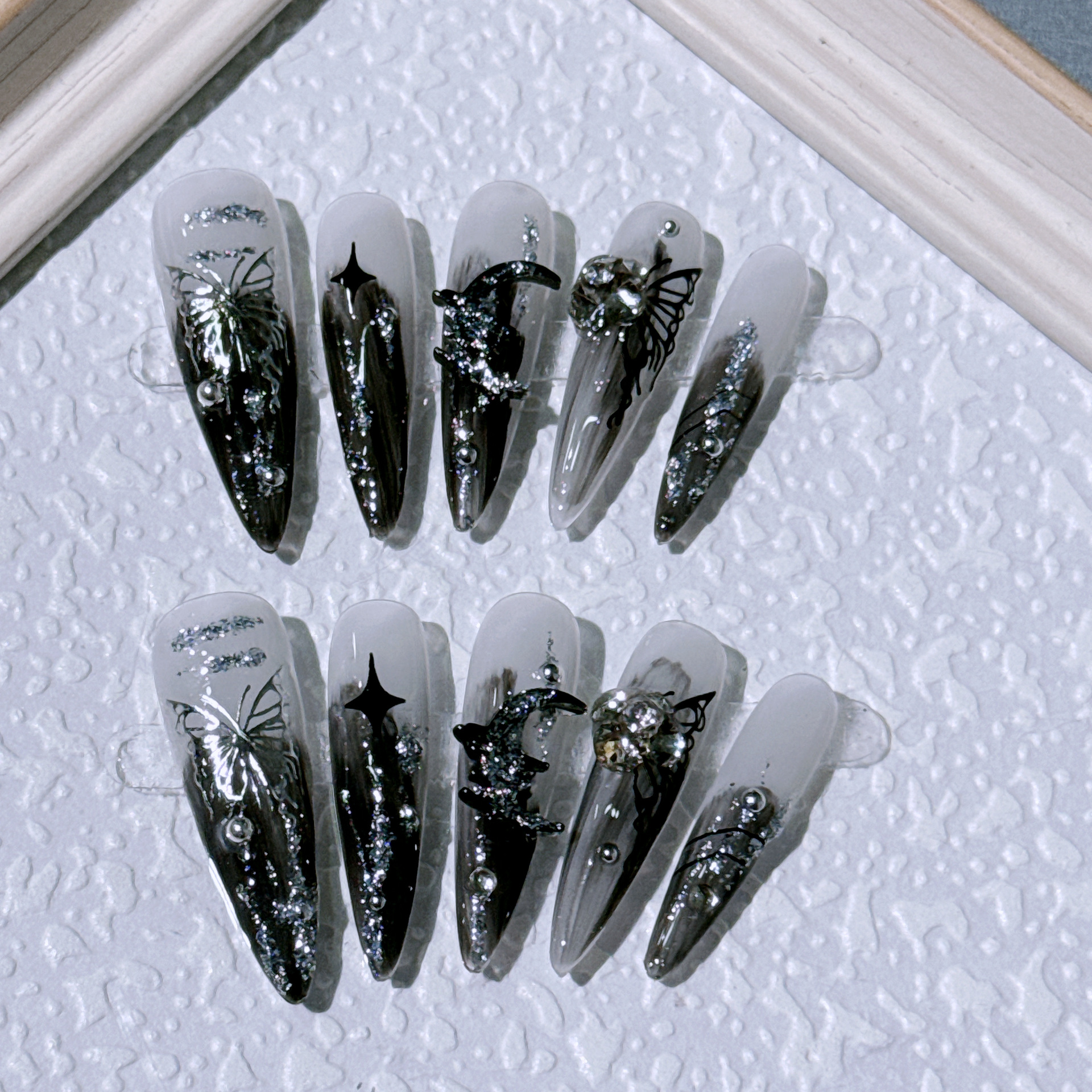 Desgaste original hecho a mano uñas metal pintado a mano mariposa líquida Flor de encaje oscuro mariposa floreciente autoextraíble