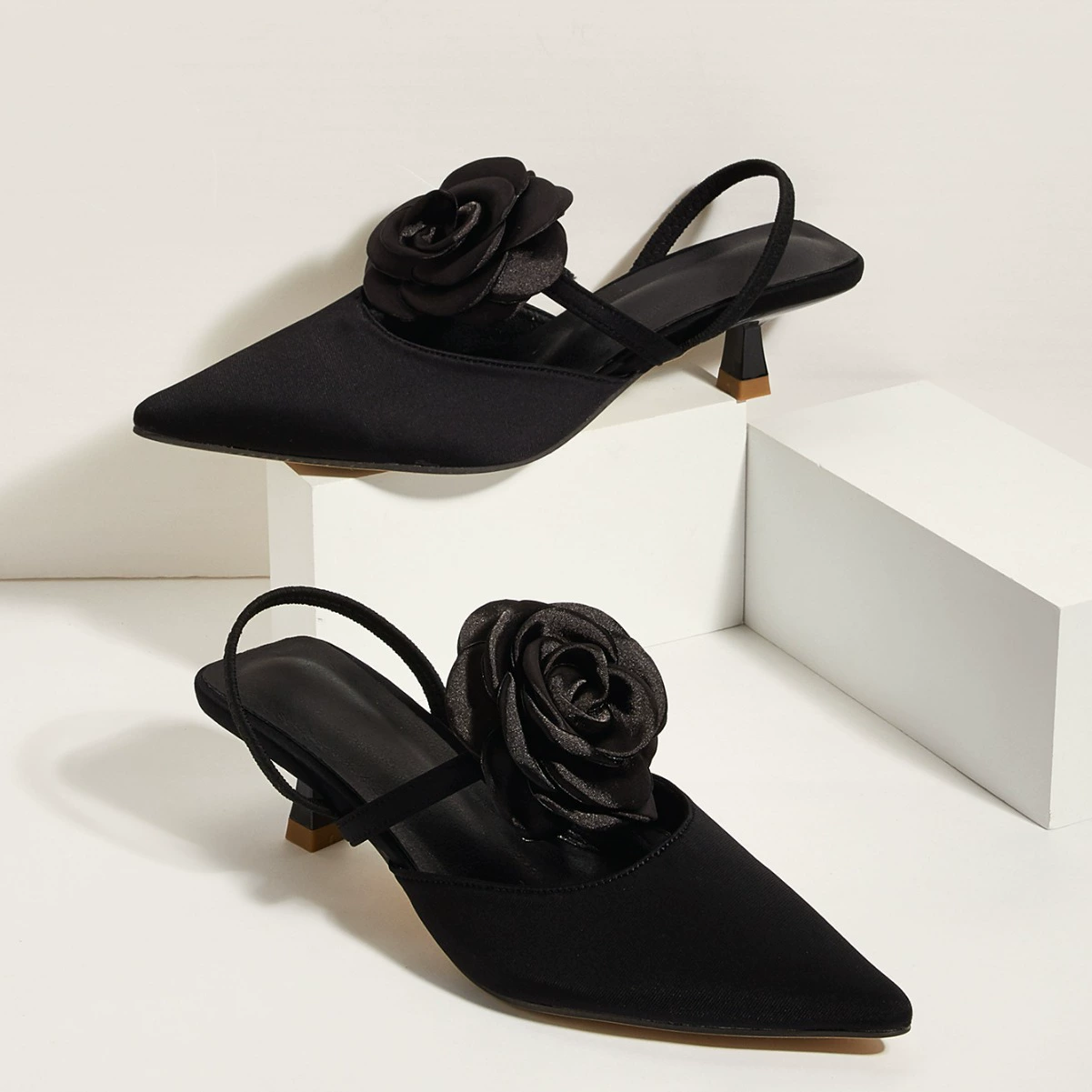 Женские босоножки на низком каблуке в европейском и американском стиле, однотонные, с острым носком и цветочным декором, 2024, пустые босоножки-мулы сзади, размер 43