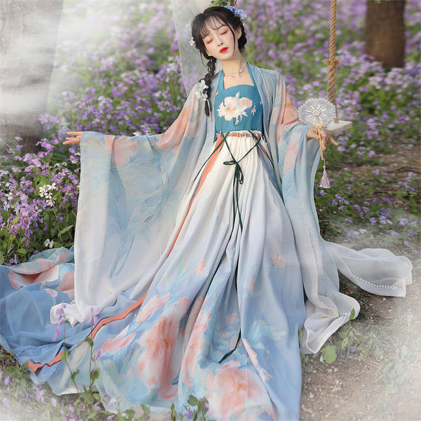 zhu xudan fairy flower dress for Entertainment # #bambizhu Made of heavy jacquard material delicate weave of latitude and longitude lines on a gorgeous jacquard silver bright line is woven into the fabric place where they are Zhu Xudan is a lovely