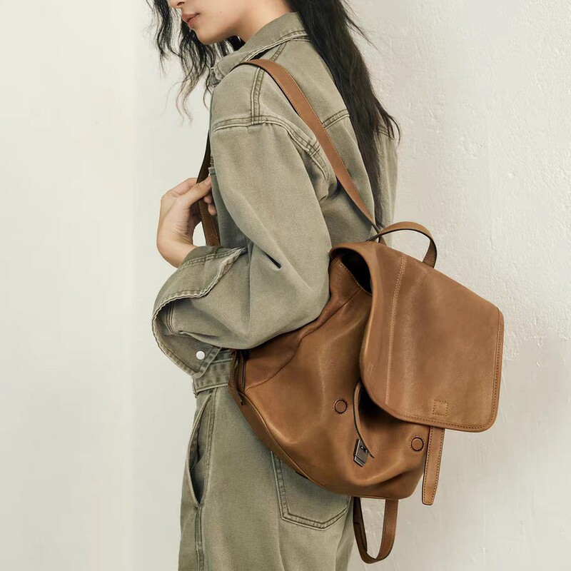 [Same Style as Song Jia] Qiu Zhen Vegetable-Tanned Sheepskin Messenger Horizontal Backpack, Large Capacity Work and Commuting Backpack