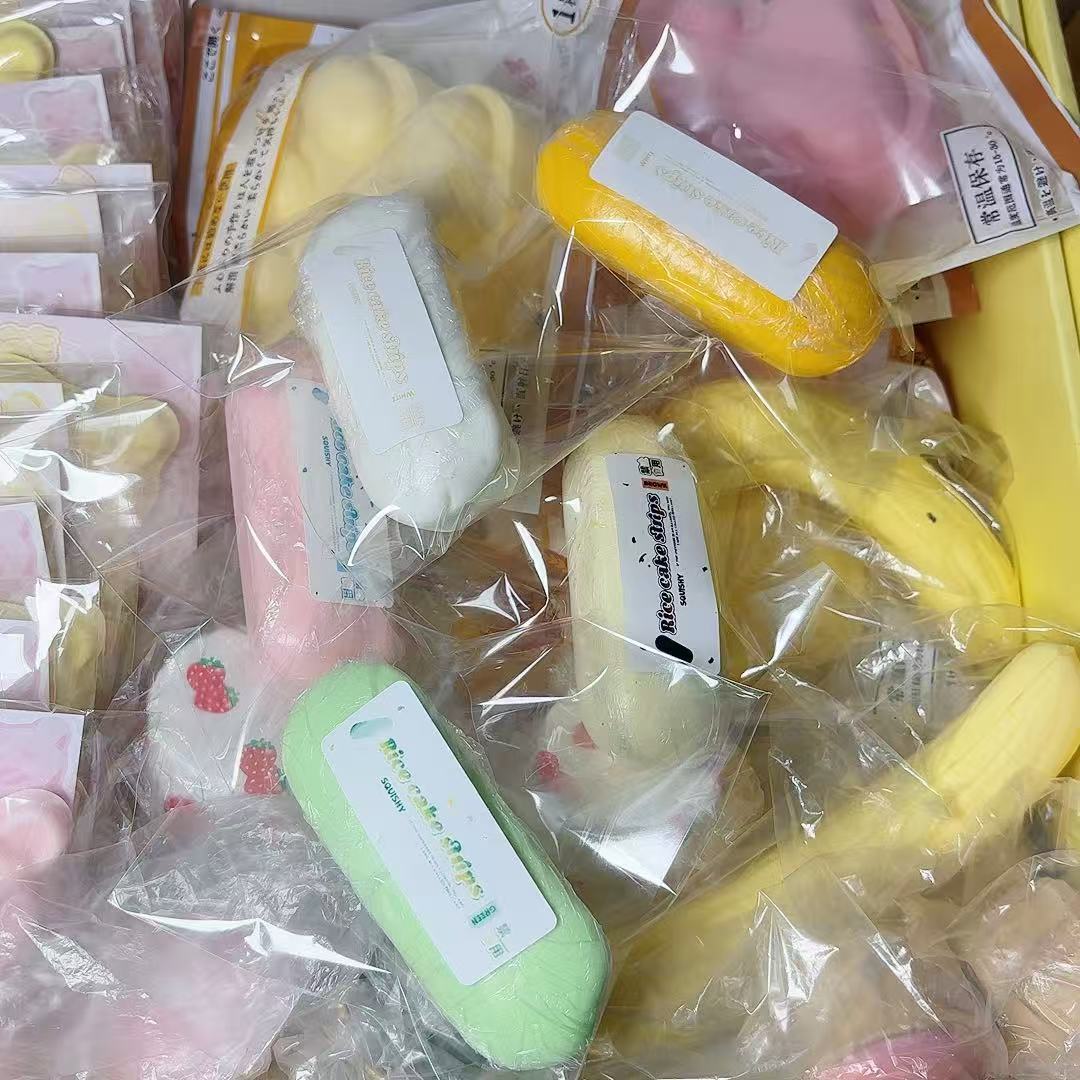 무작위로 젖고 부드러운 색상의 타원형 떡이 천천히 튀어 오른다