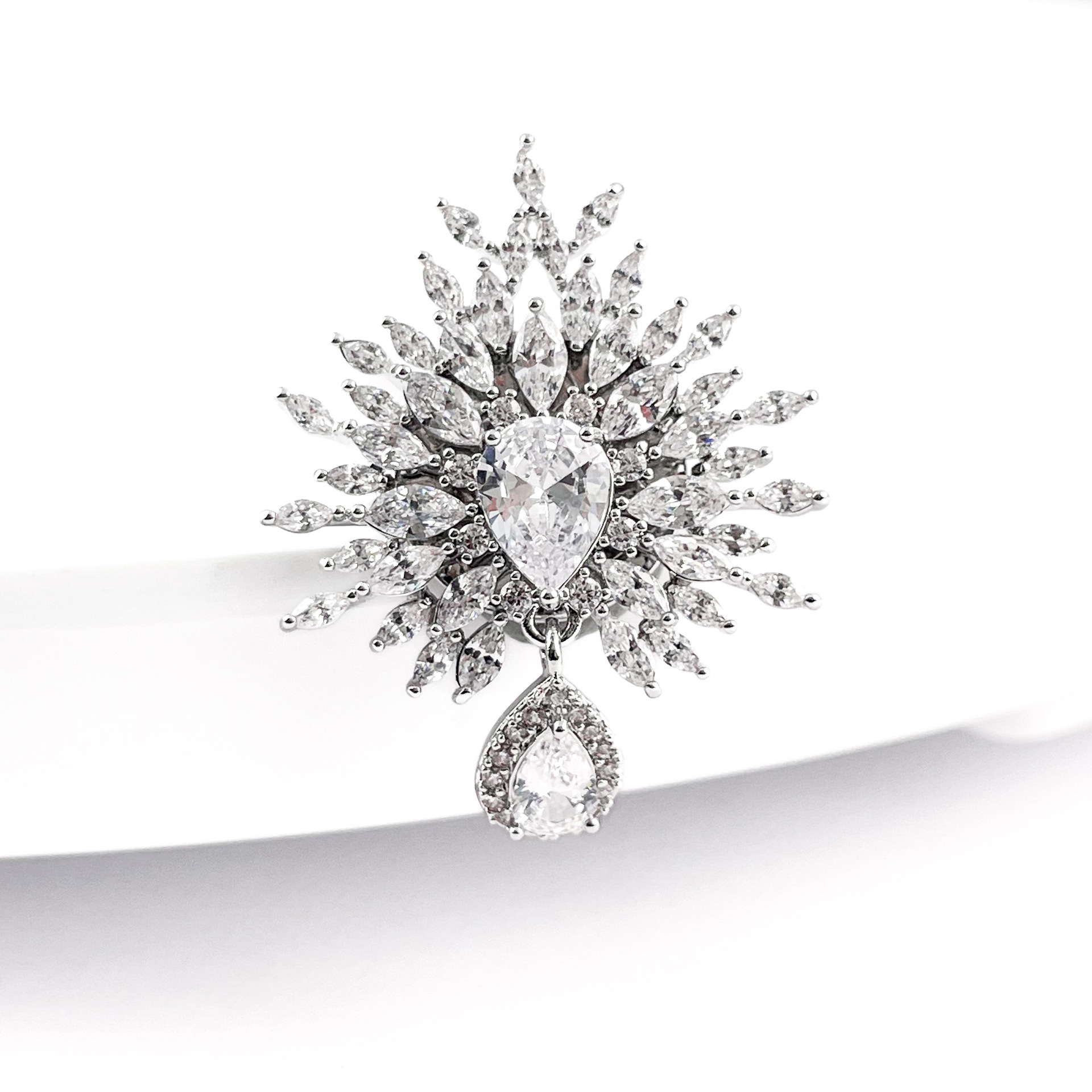 New High-End Flower Water Drop Pendant Magnetic Buckle Fashion Light Luxury Style High-End Suit Brooch Clothing