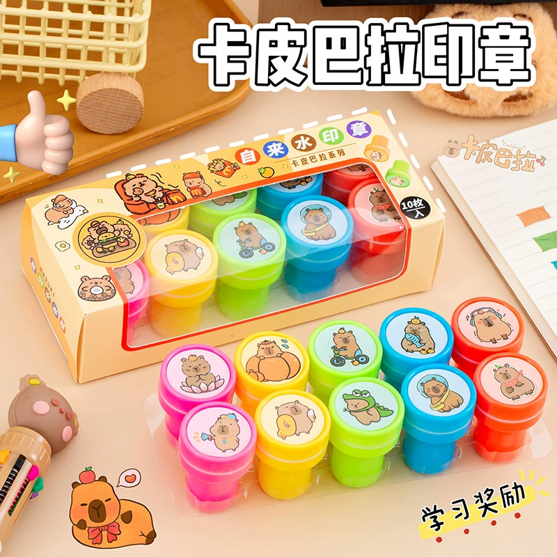 Креативный мультфильм капибары в коробке с наградами